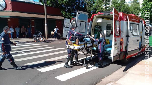 Motociclista corta pela direita e bate em carro de idoso