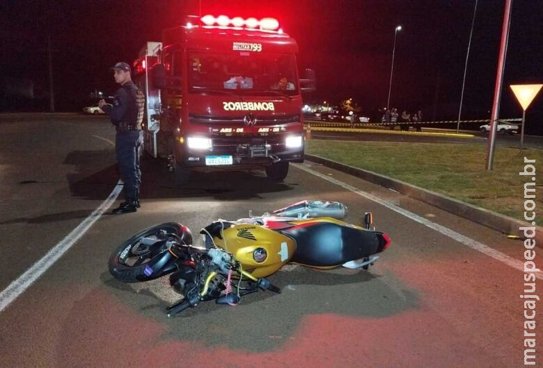 Motociclista morre após perder o controle da direção e bater em rotatória