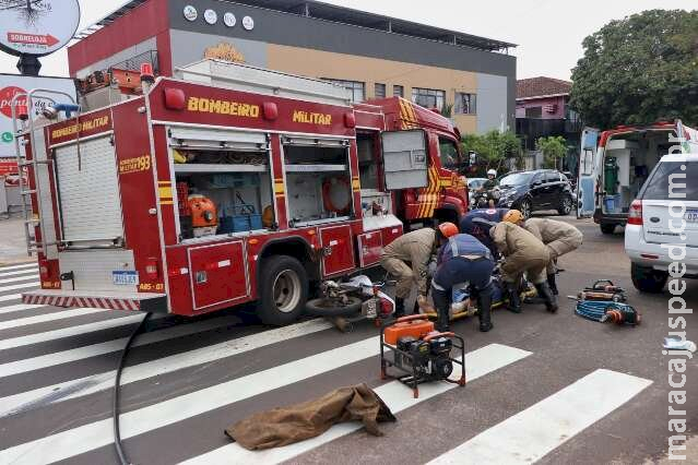 Motoentregador é atropelado por caminhão dos Bombeiros