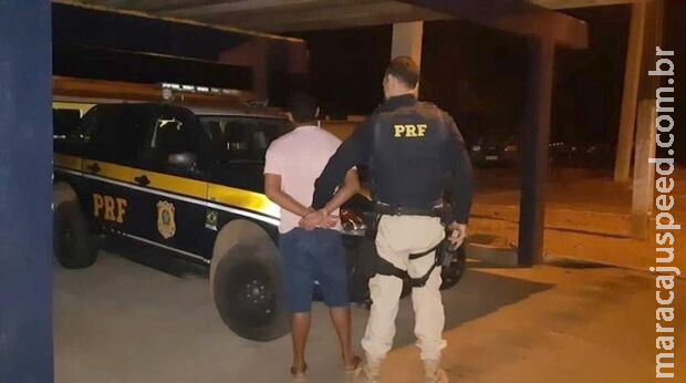 Motorista bêbado quase atropela policial e joga latinha de cerveja no mato em MS Motorista bêbado quase atropela policial e joga latinha de cerveja no mato em MS