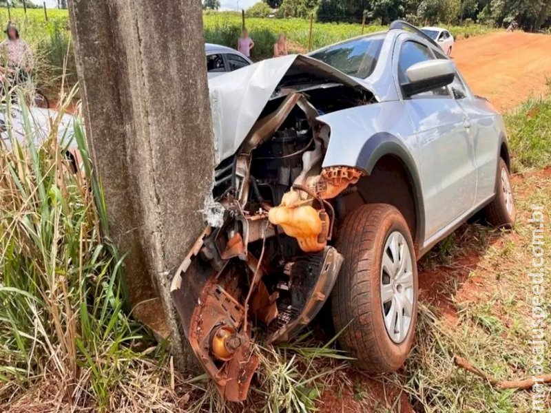 Motorista passa mal e colide Saveiro contra poste de energia elétrica