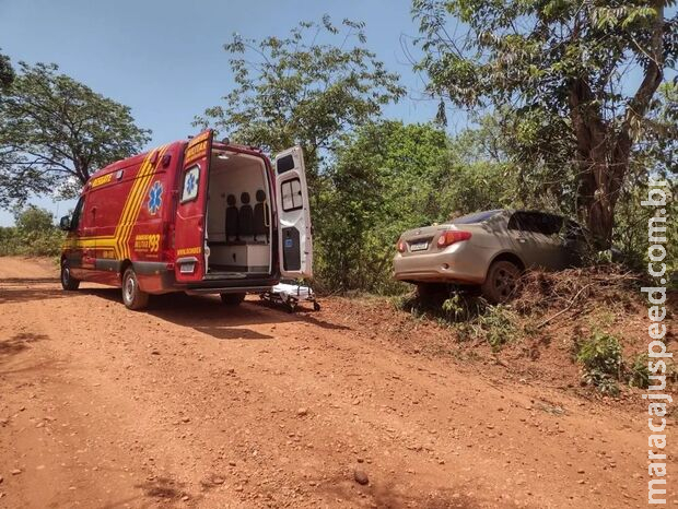 Motorista passal mal, perde controle do carro e vai parar dentro do mato em Paranaíba Motorista passal mal, perde controle do carro e vai parar dentro do mato em Paranaíba