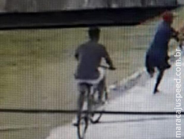 Mulher com crianças tem bolsa arrancada por suspeitos em bicicleta em Corumbá Mulher com crianças tem bolsa arrancada por suspeitos em bicicleta em Corumbá