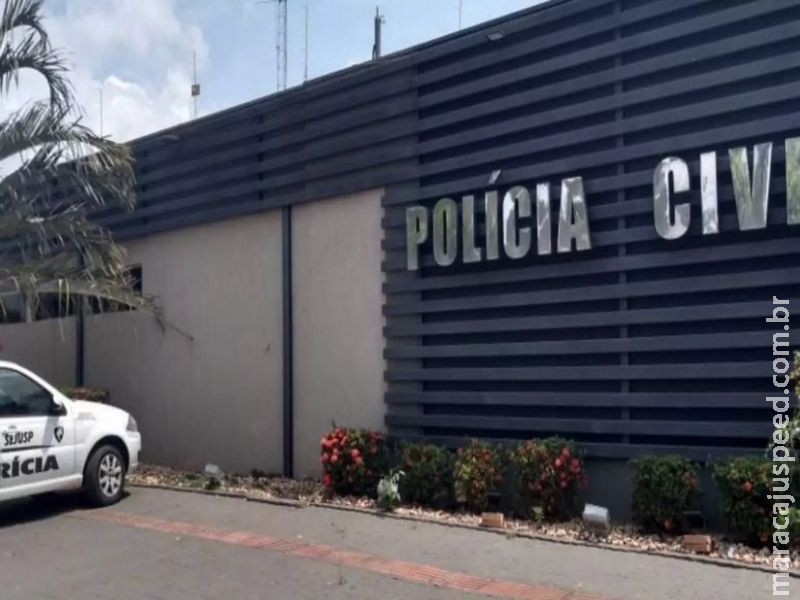 Mulher é encontrada na rua ensanguentada após ser espancada com retrovisor de carro por marido Mulher é encontrada na rua ensanguentada após ser espancada com retrovisor de carro por marido