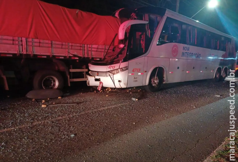 Ônibus colide em traseira de carreta estacionada e seis ficam feridos