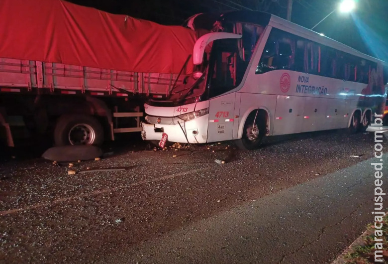 Ônibus colide em traseira de carreta estacionada e seis ficam feridos Ônibus colide em traseira de carreta estacionada e seis ficam feridos