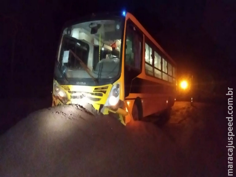 Ônibus escolar de Corumbá bate em amontoado de minério e 15 crianças ficam feridas Ônibus escolar de Corumbá bate em amontoado de minério e 15 crianças ficam feridas