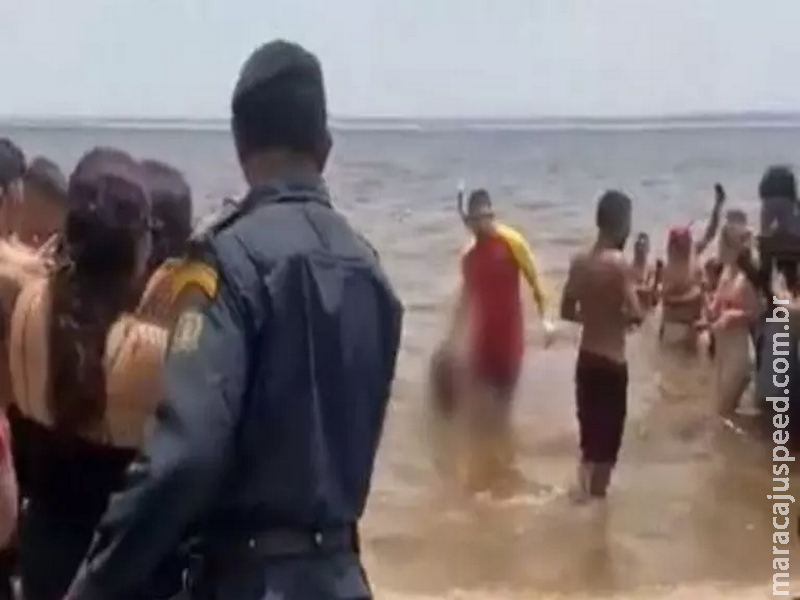 Ossada humana é encontrada em meio a banhistas na praia Ossada humana é encontrada em meio a banhistas na praia