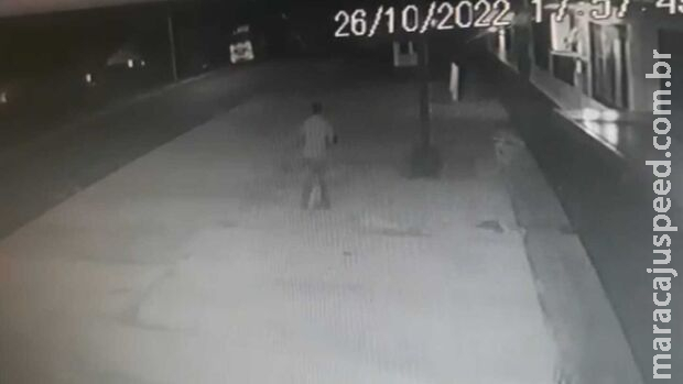 Pais gritam por socorro e policial de Costa Rica salva criança engasgada Pais gritam por socorro e policial de Costa Rica salva criança engasgada