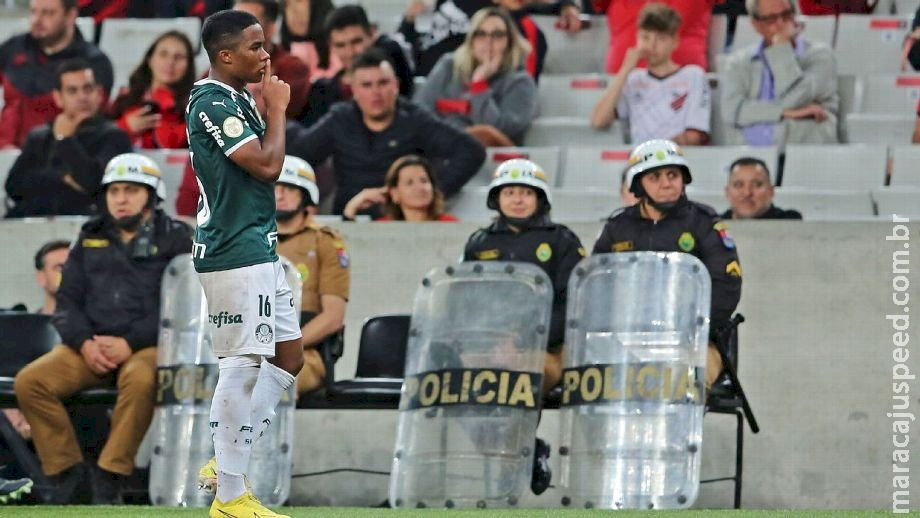Palmeiras vira sobre Athletico-PR e pode ser campeão nesta quarta-feira