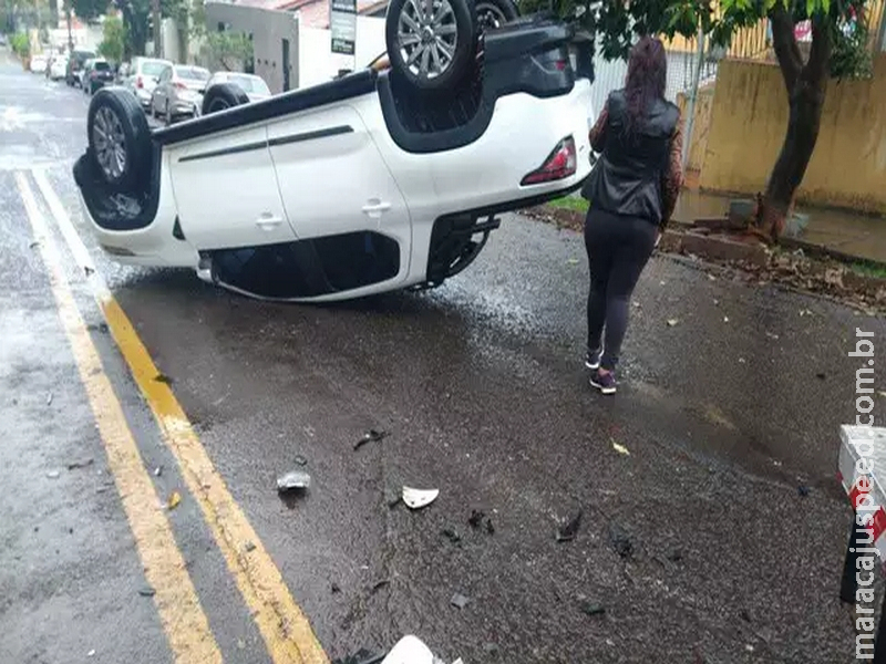 Picape capota após colisão com Civic em cruzamento Picape capota após colisão com Civic em cruzamento