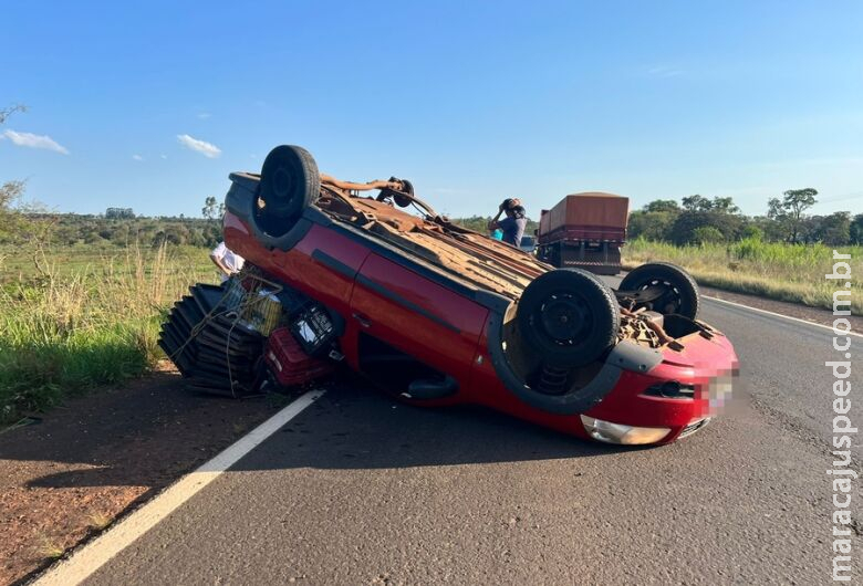 Pneu estoura e veículo carregado com verduras capota em rodovia