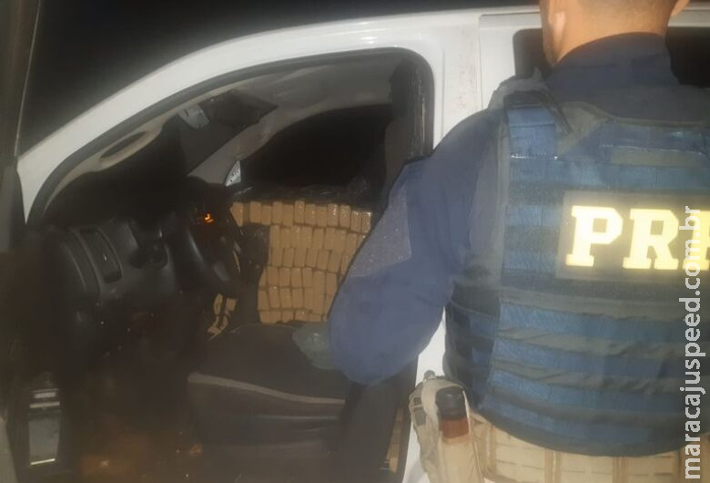 Polícia apreende caminhonete transportando 2 toneladas de maconha Polícia apreende caminhonete transportando 2 toneladas de maconha