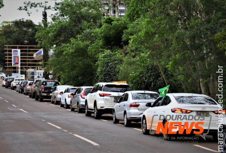 Populares formam filas em postos de combustíveis após bloqueio em rodovias Populares formam filas em postos de combustíveis após bloqueio em rodovias