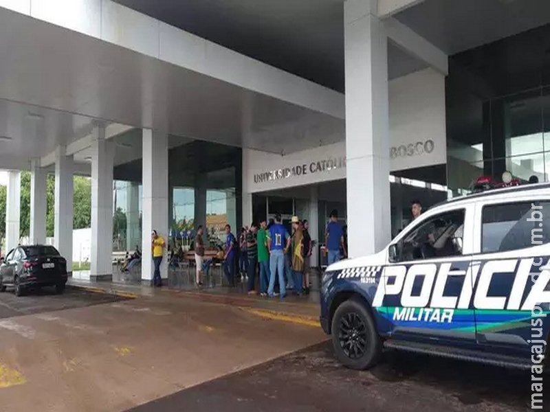 Puxão em bandeira do Brasil motivou confusão durante protesto em universidade Puxão em bandeira do Brasil motivou confusão durante protesto em universidade