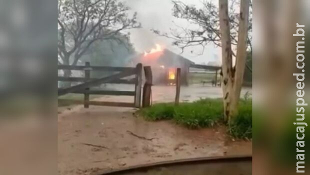 Raio causa incêndio e deixa casa destruída em Nova Alvorada do Sul 