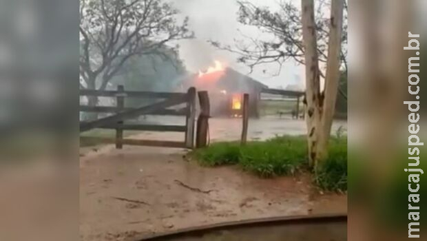 Raio causa incêndio e deixa casa destruída em Nova Alvorada do Sul Raio causa incêndio e deixa casa destruída em Nova Alvorada do Sul
