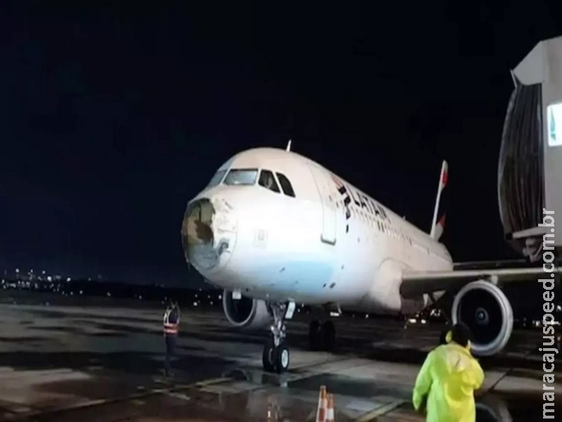 Tempestade causa estragos e avião pousa no Paraná com apenas um motor funcionando