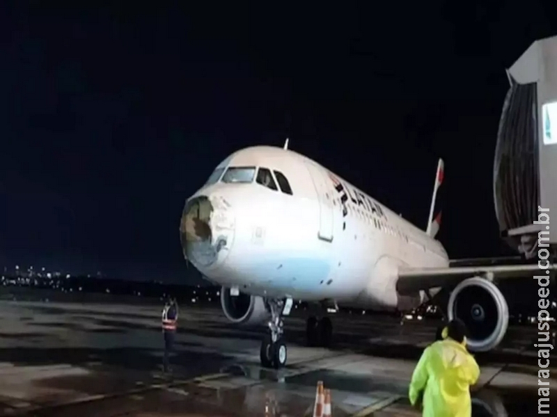 Tempestade causa estragos e avião pousa no Paraná com apenas um motor funcionando Tempestade causa estragos e avião pousa no Paraná com apenas um motor funcionando
