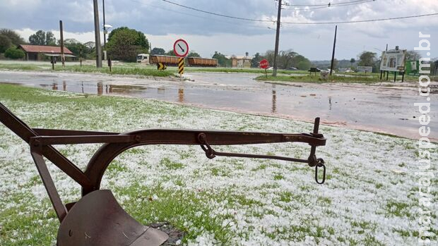 Tempestade chega com granizo em região sul de MS Tempestade chega com granizo em região sul de MS