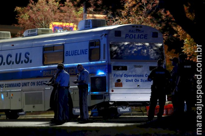 Tiroteio na Carolina do Norte deixa cinco mortos, entre eles um policial Tiroteio na Carolina do Norte deixa cinco mortos, entre eles um policial
