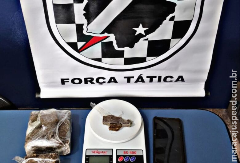 Traficante tenta jogar droga no lixo ao ver policiais, mas vai preso Traficante tenta jogar droga no lixo ao ver policiais, mas vai preso