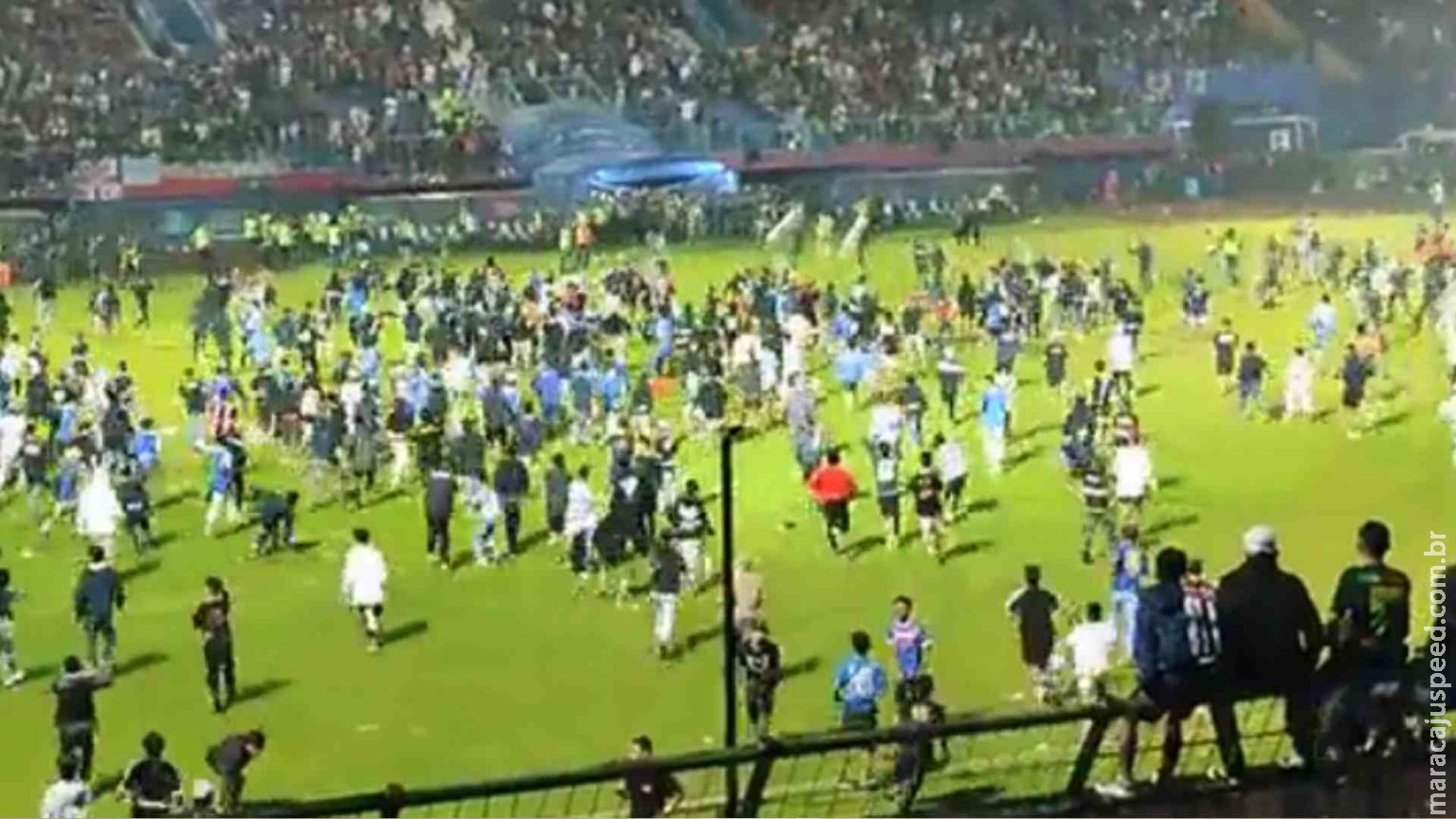 Tragédia com 125 mortos em jogo de futebol na Indonésia ocorreu por causa de portões estreitos, diz polícia Tragédia com 125 mortos em jogo de futebol na Indonésia ocorreu por causa de portões estreitos, diz polícia