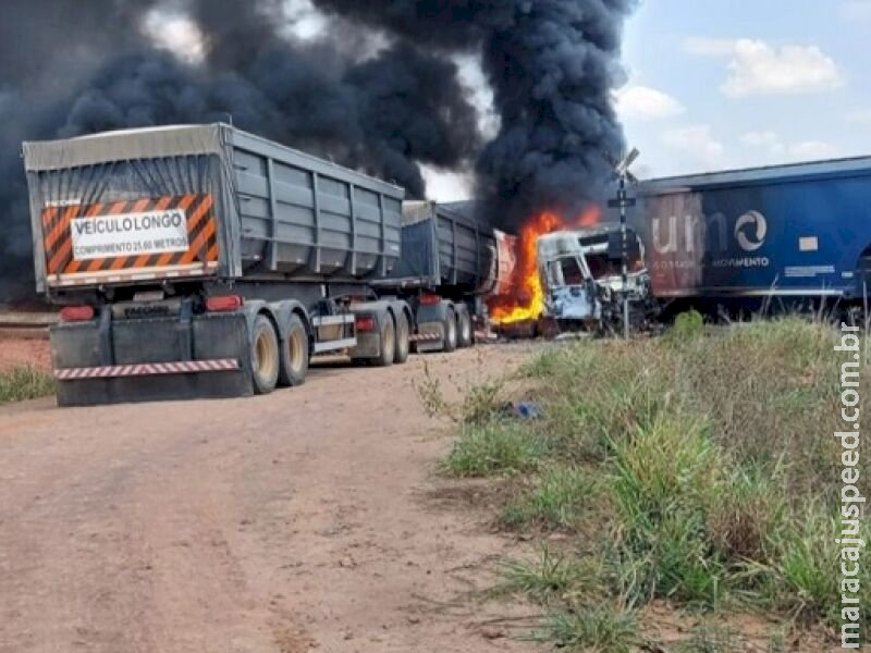 Trem colide com carreta que fica em chamas em rodovia de MS Trem colide com carreta que fica em chamas em rodovia de MS