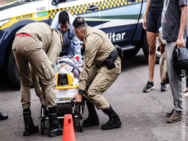 A caminho de exames, motociclista é atingida por carro em cruzamento na Duque de Caxias A caminho de exames, motociclista é atingida por carro em cruzamento na Duque de Caxias