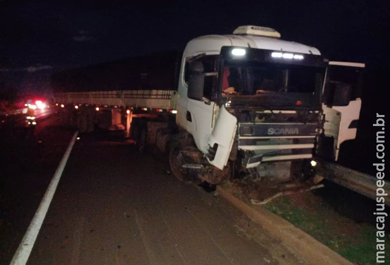 Acidente entre carreta e carro deixa motorista preso nas ferragens 