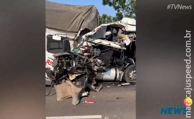 Acidente entre carretas interdita trecho da BR-163 e deixa ao menos 4 feridos