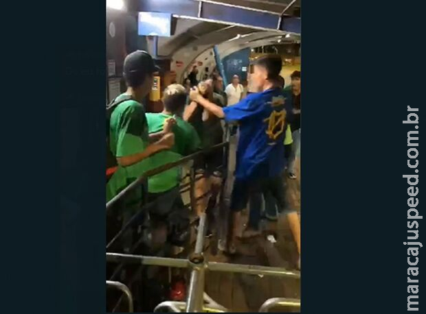 Aluno é espancado por quatro estudantes em terminal de Campo Grande Aluno é espancado por quatro estudantes em terminal de Campo Grande