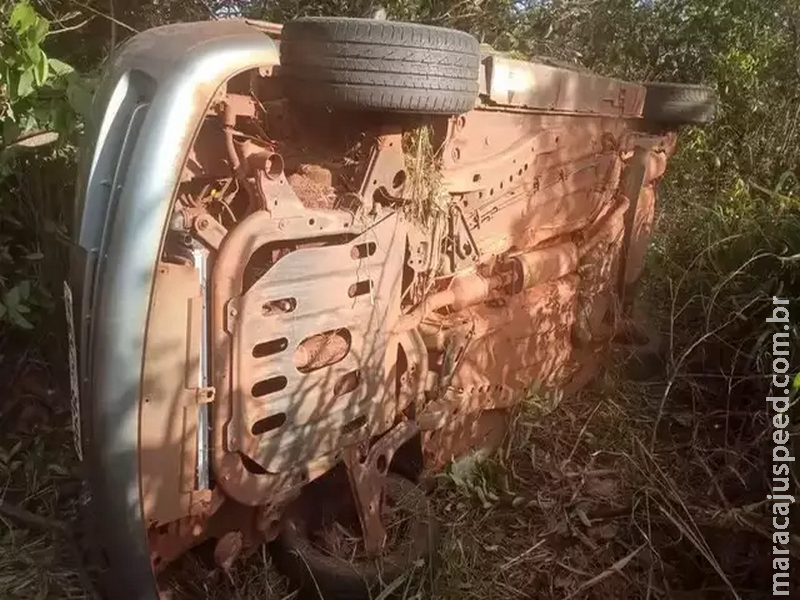 Após acidente, veículo é encontrado abandonado em meio a matagal