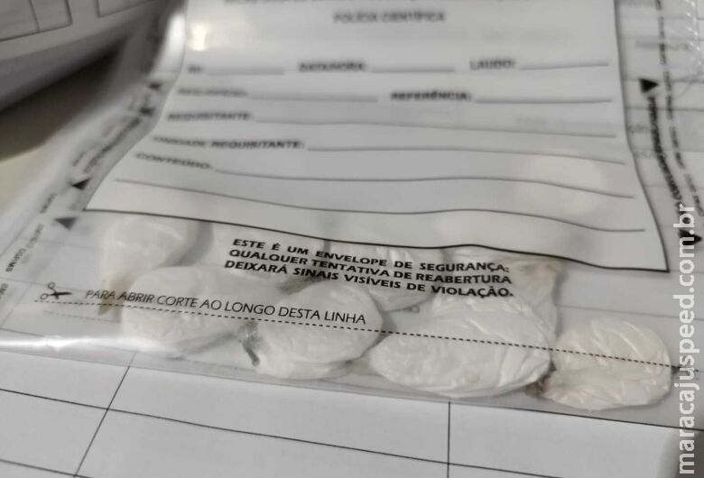 Após comprar droga para revender, pai repreende filha e ela liga para polícia e se entrega Após comprar droga para revender, pai repreende filha e ela liga para polícia e se entrega