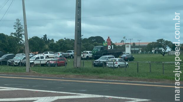 Bolsonaristas guardam carros dentro de quartel do Exército em Coxim, diz morador