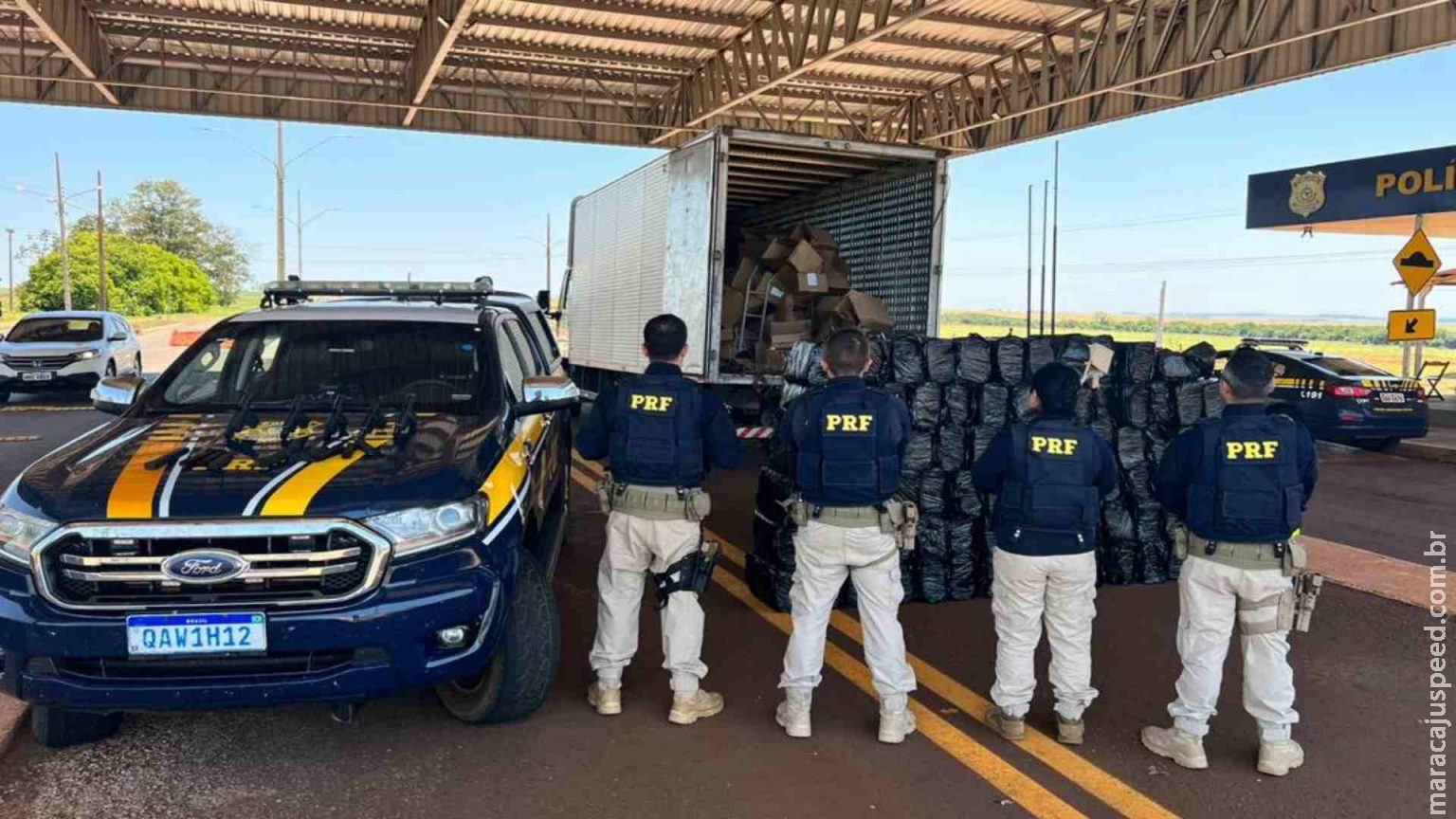Caminhoneiro é preso transportando pistolas e droga em mudança na BR-463 Caminhoneiro é preso transportando pistolas e droga em mudança na BR-463