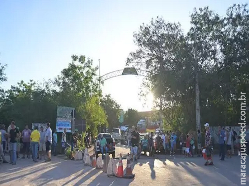 Caminhoneiros bloqueiam lado brasileiro da fronteira com a Bolívia