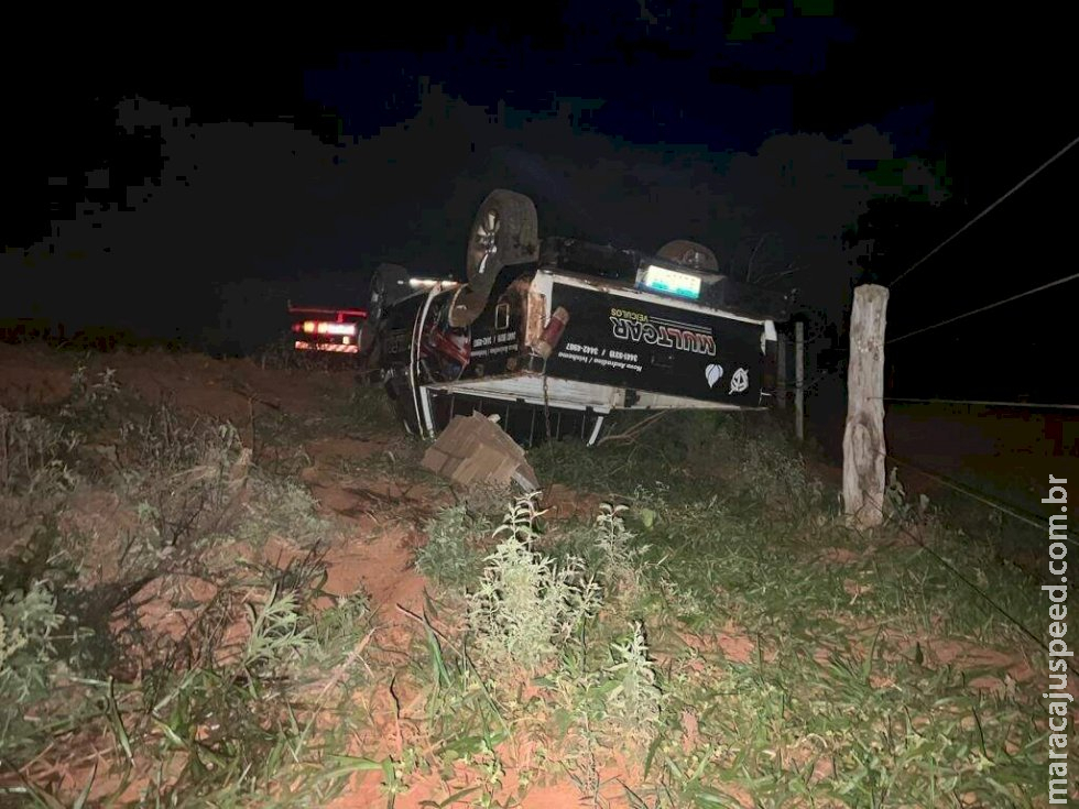 Caminhonete fica destruída após empresário capotar em estrada rural