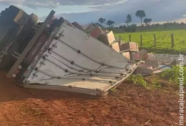 Carreta carregada com ovos tomba após desviar de caminhão na MS-480