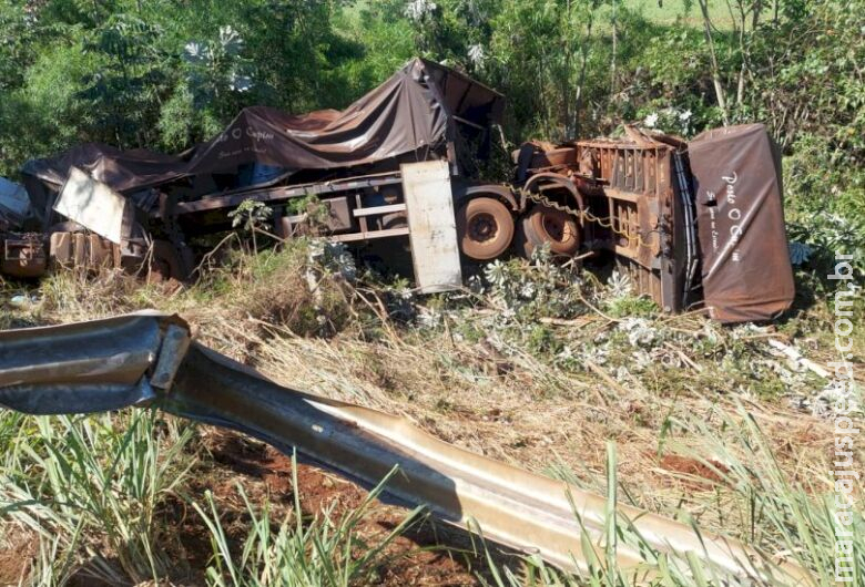 Carreta fica destruída em acidente entre Dourados e Fátima do Sul Carreta fica destruída em acidente entre Dourados e Fátima do Sul