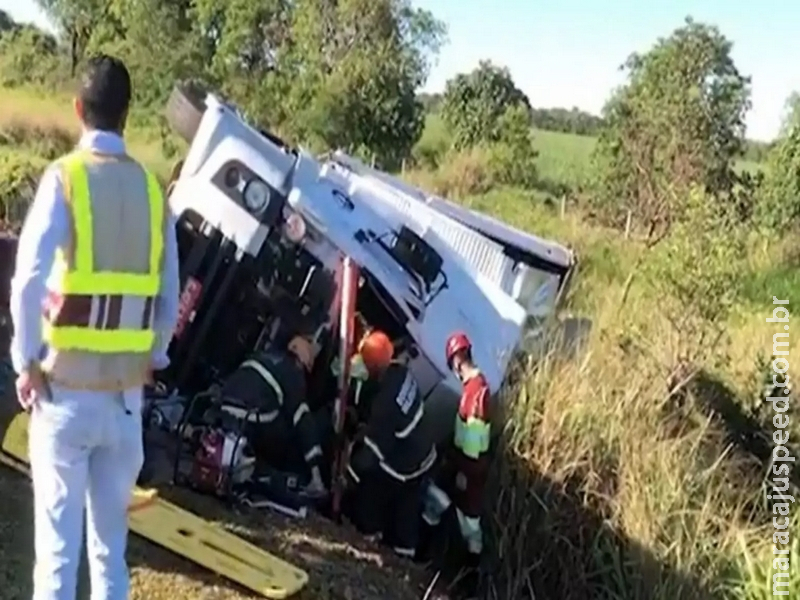 Carreta tomba e motorista fica preso às ferragens na BR-163 de Nova Alvorada do Sul