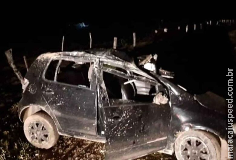 Carro com sete ocupantes capota e duas pessoas morrem