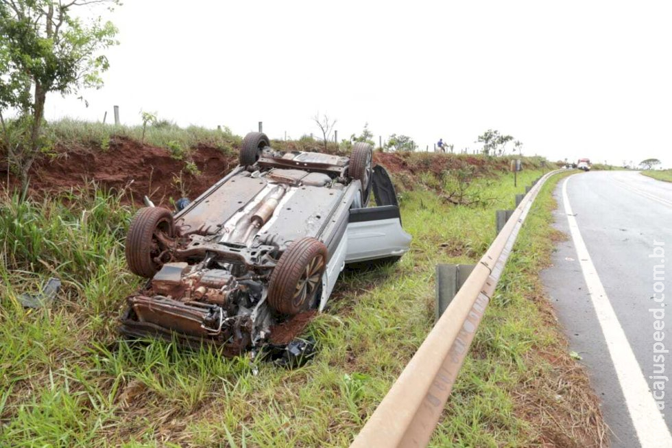 Carro é encontrado capotado às margens da MS-040