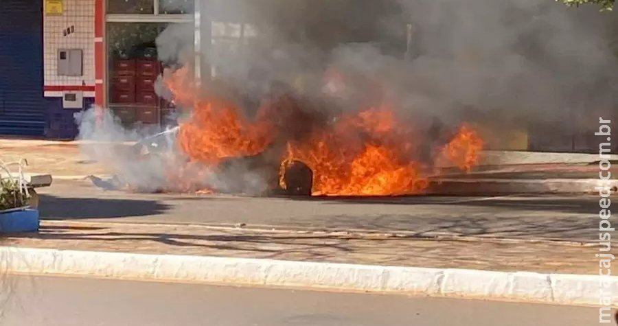 Carro estacionado na região central de cidade é destruído pelo fogo