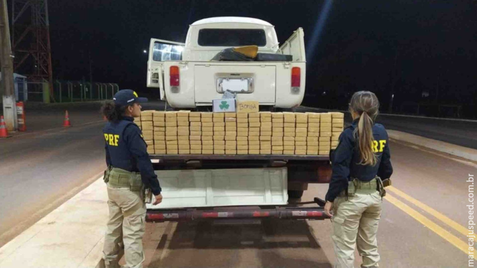 Casal é preso transportando R$ 20 milhões em cocaína em Kombi que era guinchada Casal é preso transportando R$ 20 milhões em cocaína em Kombi que era guinchada