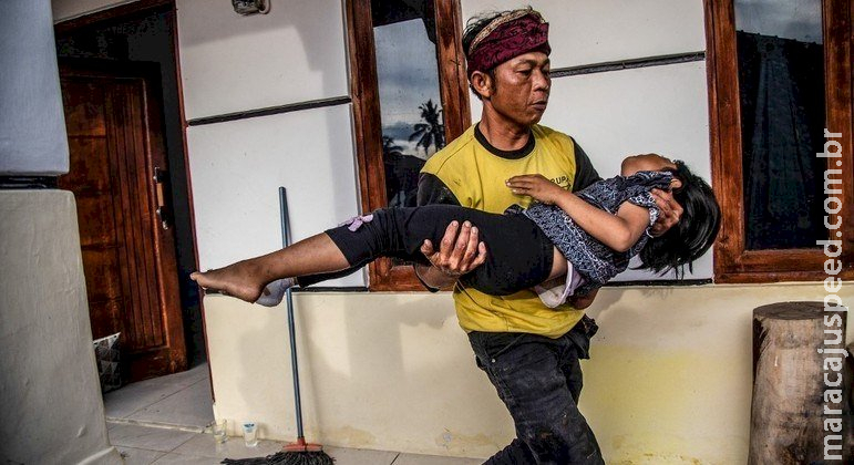 Chega a 310 total de mortos em terremoto na Indonésia, entre eles muitas crianças Chega a 310 total de mortos em terremoto na Indonésia, entre eles muitas crianças