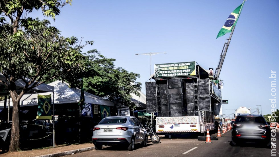 Com bandeira hasteada em guincho de caminhão, protesto no CMO chega ao 29° dia Com bandeira hasteada em guincho de caminhão, protesto no CMO chega ao 29° dia