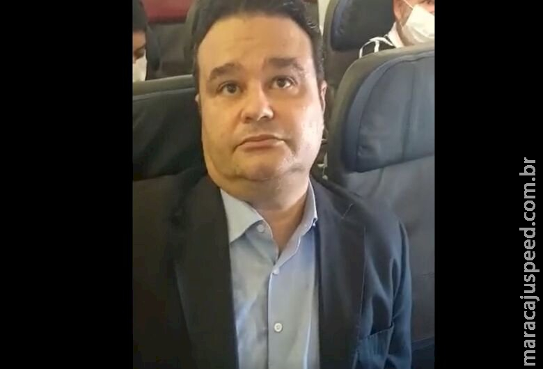 Deputado é abordado em avião e bate-boca com eleitor Deputado é abordado em avião e bate-boca com eleitor