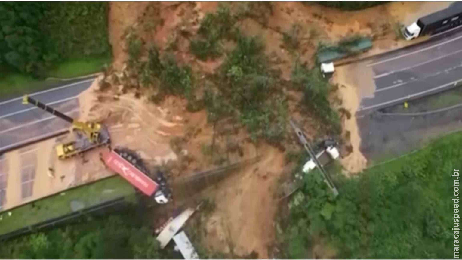 Deslizamento na BR-376 tem ao menos 30 desaparecidos, estimam bombeiros Deslizamento na BR-376 tem ao menos 30 desaparecidos, estimam bombeiros