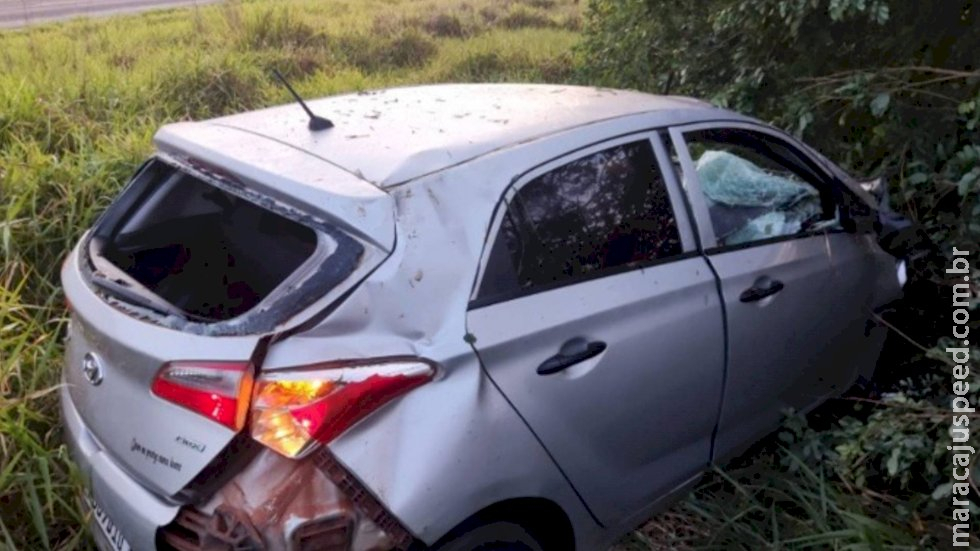 Duas pessoas são socorridas após carro capotar e parar em matagal na MS-274